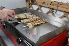 Cuisson des brochettes sur la plancha