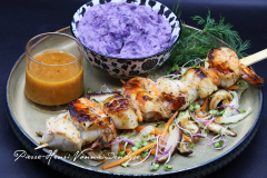 Brochettes st Jacques, gambas, marlin sauce orange passion poivre de timut