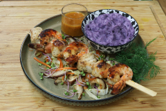 Brochettes de la mer sauce passion orange au poivre de timut, écrasé de pomme vitelotte et plancha de chou chinois aux shiitakés
