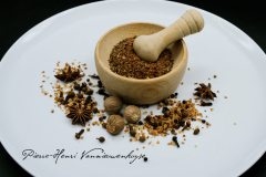 Epices anciennes du Rub : muscade, clou de girofle anis, moutarde, poivre, thym, laurier