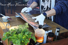 disposition sur le support filet de saumon à la flamme