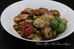 Duo de courgettes et pommes sautées aux piments doux
