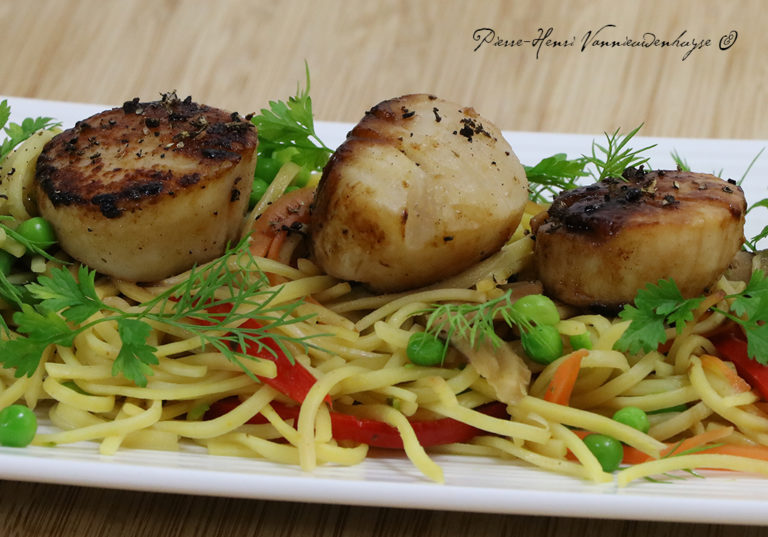 Recette du chow mein de noix de Saint Jacques au poivre d'Andaliman, à