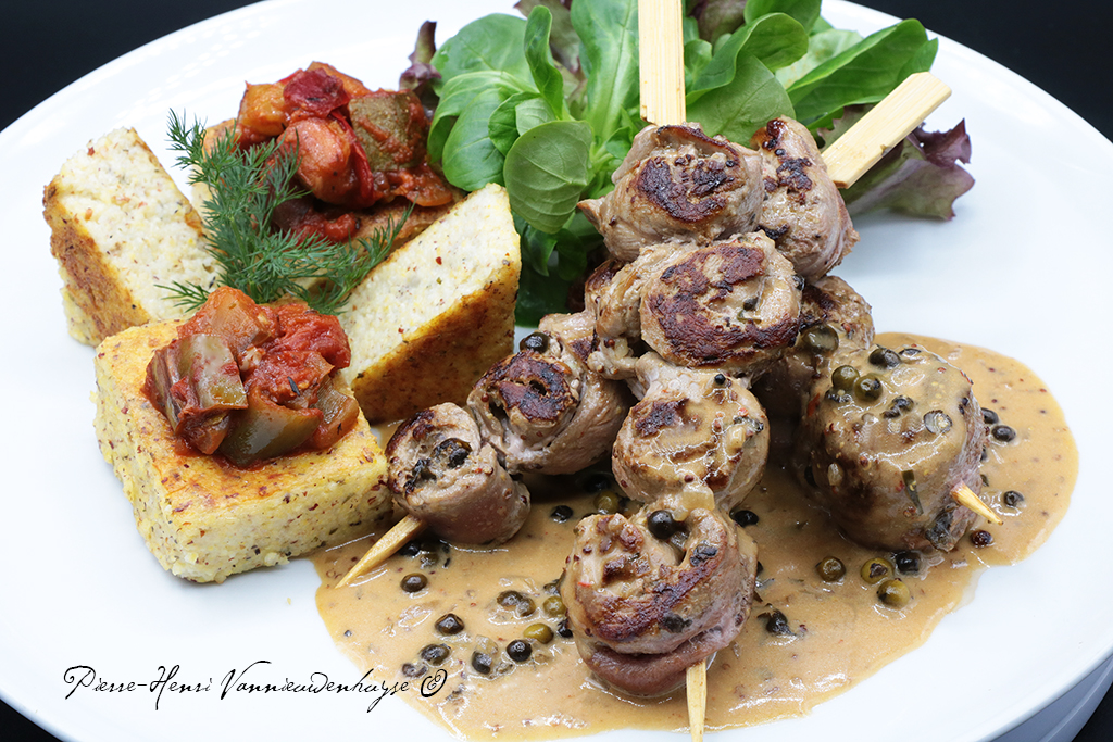 Aiguillettes de canard au poivre vert, à la plancha, polenta de maïs de