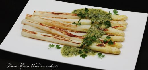 Asperges grillées sauce à l'ail des ours